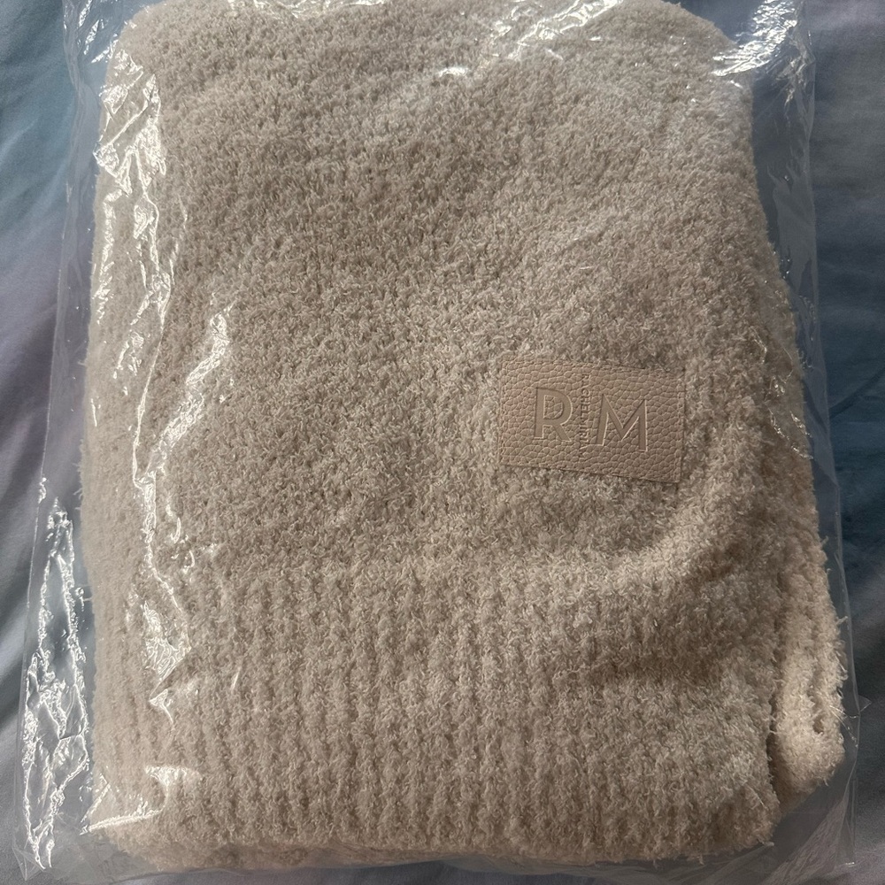Rachel Miriam The Cloud Throw - 40 in x 50 in - $128 Retail - New SEALED Package